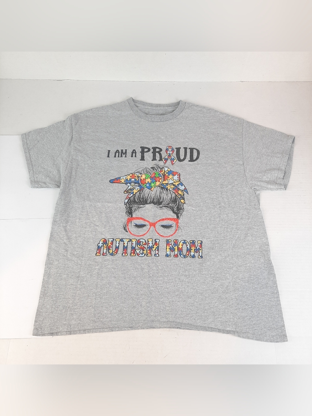 “I'm A Proud Autism Mom” Size XL Gray Graphic T Shirt C5